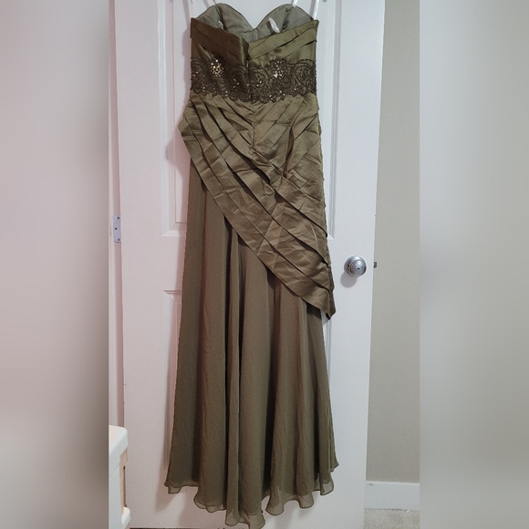 Cameron Blake by Mon Cheri size 10 Gown with Bolero in size 10 - Picture 3 of 16